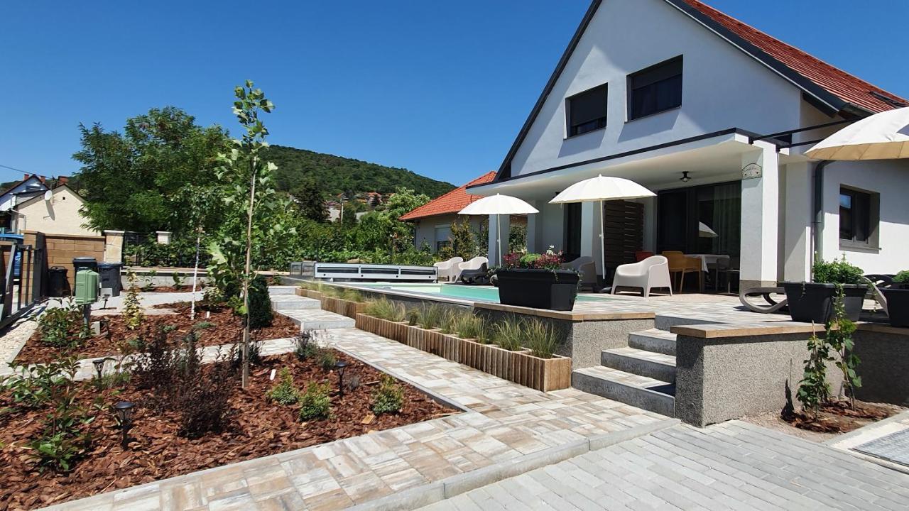 Relax Balaton Apartmanok Balatonfured Exterior photo