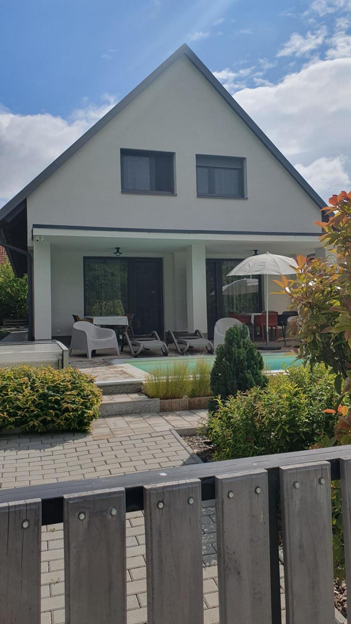 Relax Balaton Apartmanok Balatonfured Exterior photo